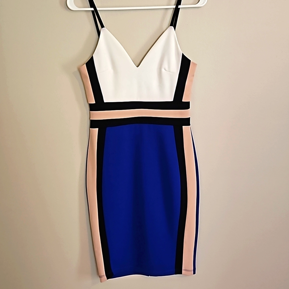 Fitted dress with v neck and spaghetti straps